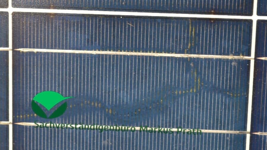 Beispielbild: Zellriss an einem Photovoltaikmodul