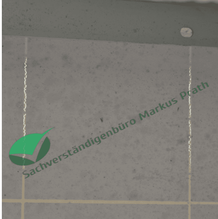 Beispielbild: Beschädigte Rückwandfolie eines PV-Moduls die zu einem Isolationsfehler geführt hat.